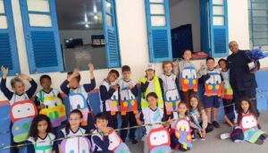 Alunos da Escola Municipal Albino Teixeira da Rocha, em Providência, participam de ação de conscientização por um trâ