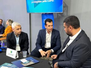 Prefeito Leonardo Vasconcellos, à direita, no Fórum de Cidades Digitais 