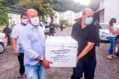 Prefeito-Vinicius-Claussen-e-sec.-de-Saude-Antonio-Vasconcellos-recebem-4.700-doses-para-1a-etapa-da-vacinas-contra-a-COVID-19