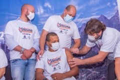 Vice-prefeito-Dr.-Ari-aplica-vacina-no-enfermeiro-da-UPA-Mario-Sergio-de-Andrade
