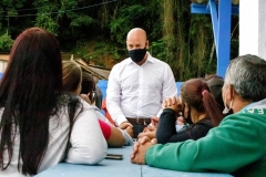 Prefeito-Vinicius-Claussen-ouve-demandas-de-moradores-da-regiao