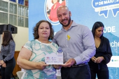 Prefeito-Vinicius-Claussen-e-dra-Edneia-Tayt-Sohn-Martuchelli-homenageada-pelos-31-anos-de-servicos-prestados-na-saude-publica-municipal