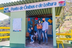 O-painel-do-ponto-de-onibus-e-de-leitura-do-Vale-dos-Lucios-foi-pintado-pela-Primeira-dama-Paula-Claussen