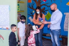 Prefeito-Vinicius-Claussen-e-a-Primeira-dama-Paula-Claussen-visitam-mais-um-ponto-de-onibus-e-de-leitura