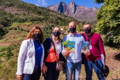 Secretaria-de-Cultura-Cleo-Jordao-e-Prefeito-Vinicius-Claussen-com-os-escritores-Claudia-Coelho-e-Gustavo-Lucena