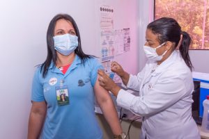 Teresópolis vacina 290 profissionais de saúde e idosos de instituições delonga permanência contra a Covid-19