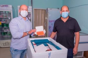Prefeito Vinicius Claussen e sec. de Saúde, Antonio Vasconcellos, conferem lote de vacinas que chegaram em Teresópolis