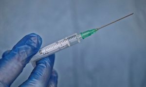 Governo do Rio começa a distribuir seringas para a campanha de vacinação contra Covid-19 neste sábado