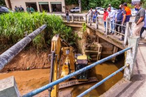 Operação Limpa Rio na altura da Ponte do Imbuí, que será duplicada