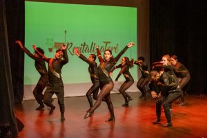 Performance da companhia Dias de Dança