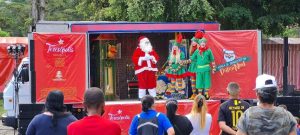 Teatro itinerante ‘Fábrica de Brinquedos do Papai Noel’ alegra a tarde do sábado na Feirinha do Alto