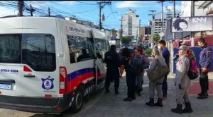 Profissionais da Segurança Pública também prestam apoio aos moradores de Petrópolis